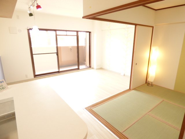 和室とＬＤＫです♪とても素敵な空間です♪室内全面リフォーム済み♪とても綺麗で素敵なお部屋をぜひご内覧下さい♪