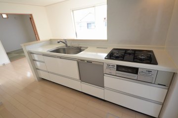 システムキッチンのガスコンロと食器洗い洗浄器は新調されております。